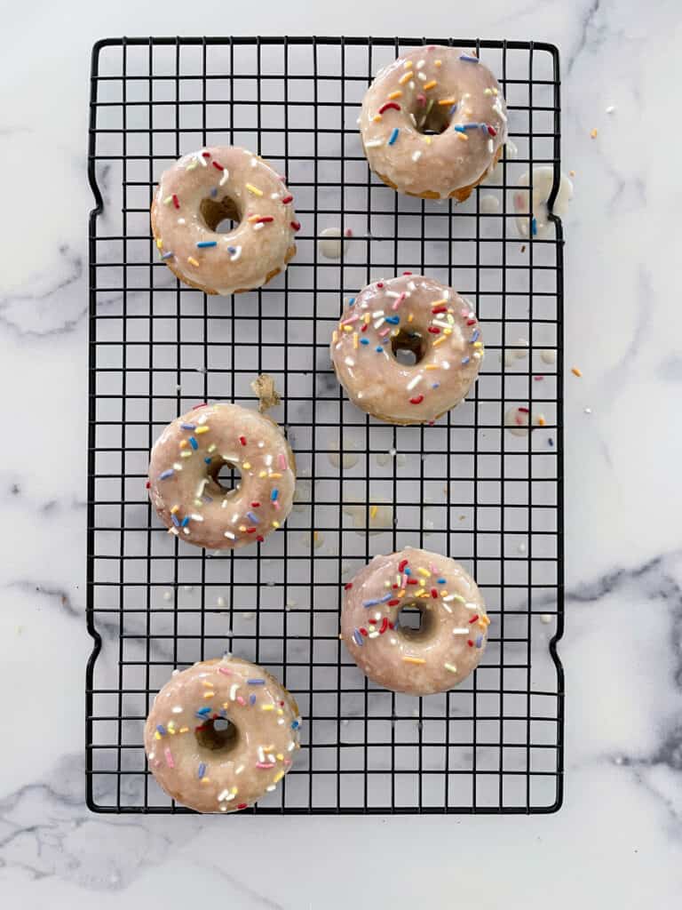 Discover our quick and easy gluten-free baked cake donuts recipe! Perfect for any occasion, these donuts are light, fluffy, and customizable with your favorite toppings. Ready in under 30 minutes!